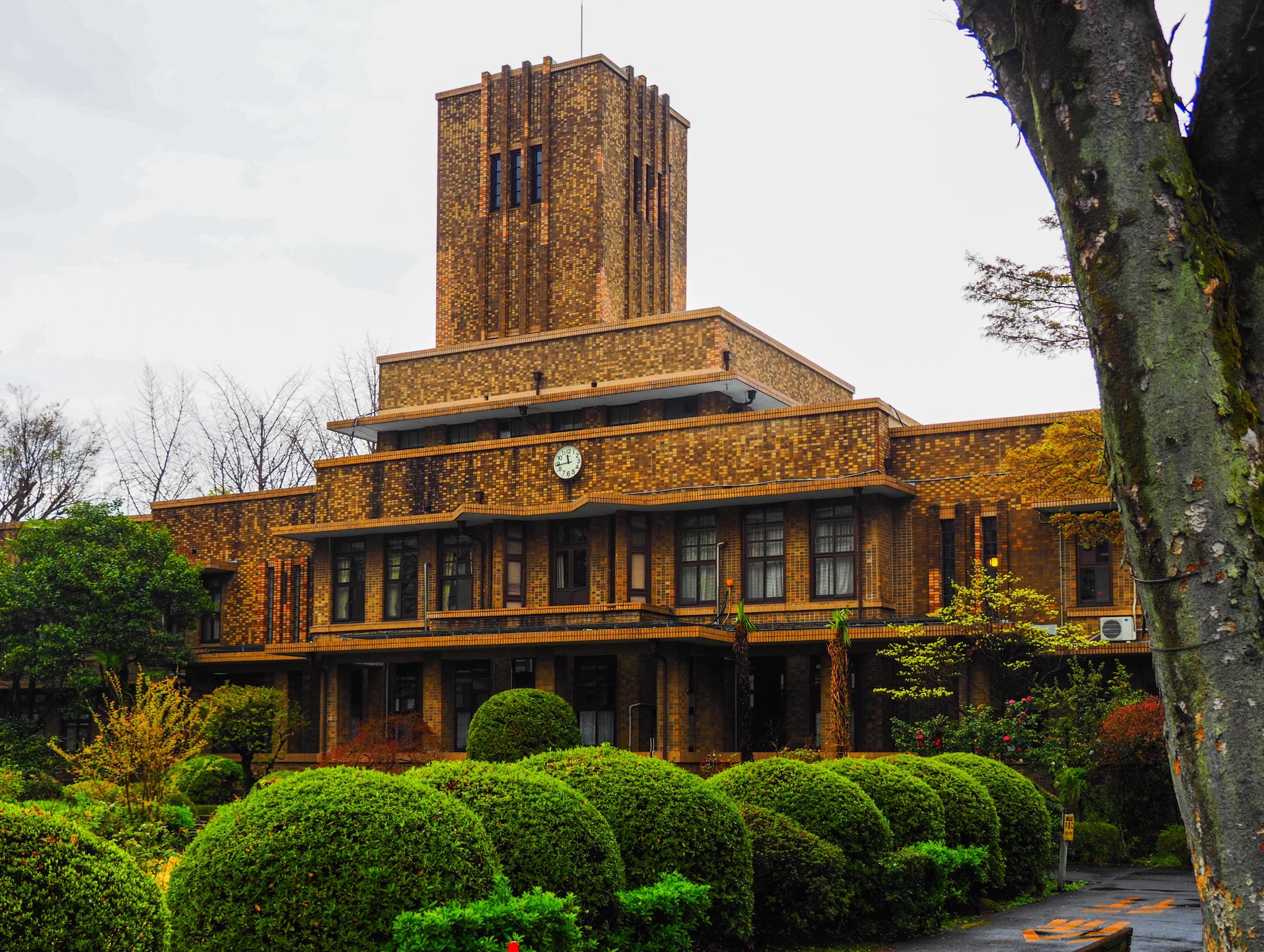 تويتر 井和田トビ على تويتر 浴風会本館 1926年竣工の都選定歴史的建造物 設計は東大のキャンパス群を造った内田祥三と土岐達人 中央に塔屋を持つが左右非対称であり直線を巧みに組み合わせているモダンな造りでライトの影響を強く感じさせる傑作 近代建築