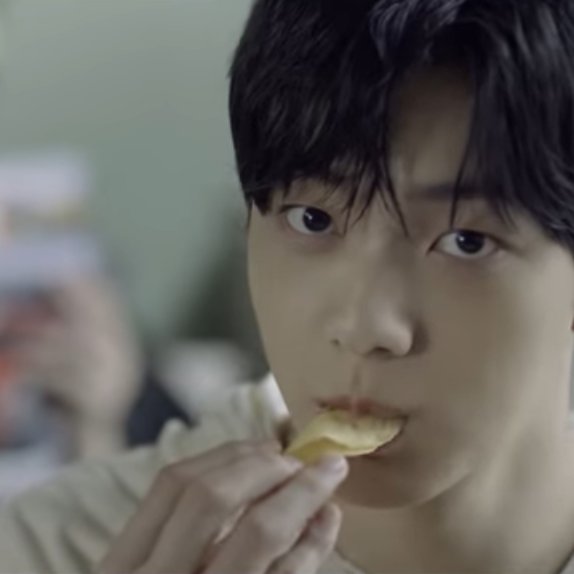 304viken's tweet photo. yeonjun has an abusive parents &amp; suffers from a mental illness. he escaped from their home after discharging from the hospital. he spent his day with his friends. his friends are happy watching him dancing &amp; enjoying but in the end, all of those are imagination bc he is ill. https://t.co/J0t4aqhHFP