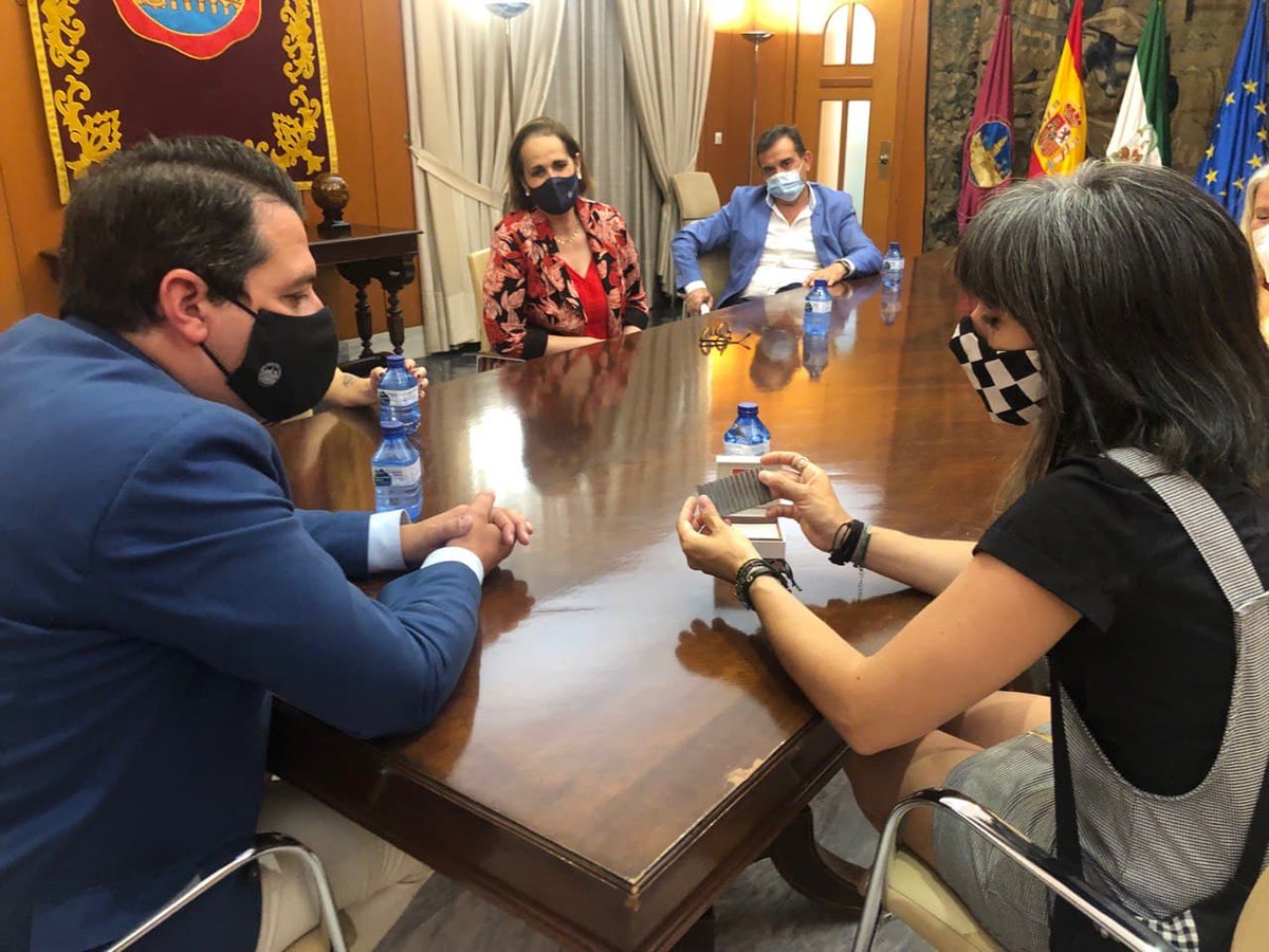 jmbellidoroche's tweet photo. 👏Junto a la presidenta del @imdeec @BlancaTorrent recibimiento a las alumnas del Consorcio de Joyería Silvia García y Blanca Sánchez, tercer premio y finalista en el prestigioso certamen internacional #Progold ¡Muchas felicidades por mostrar la calidad de nuestra joyería! https://t.co/GjmxZD1wvP