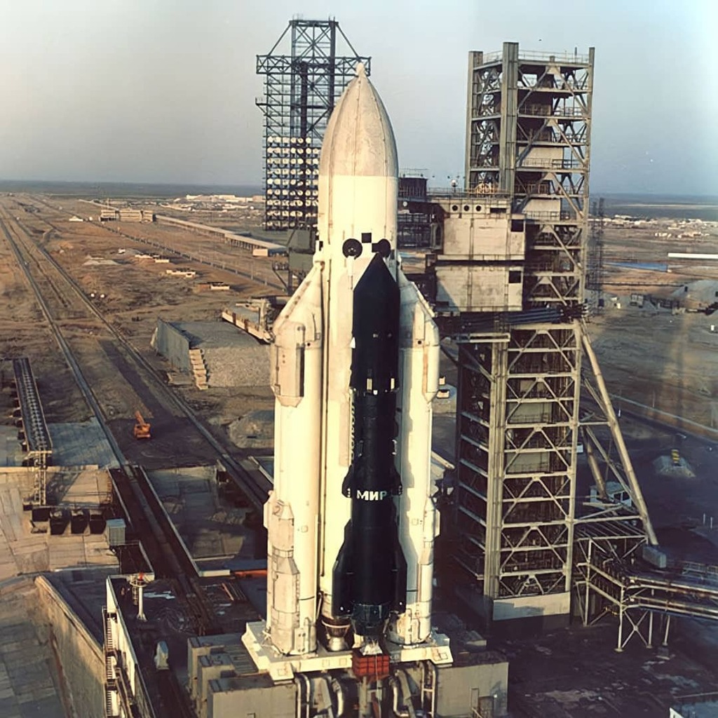 Interplanetypod's tweet photo. This week we talked briefly about Polyus. It was launched upside down, yet it looks the right way up here ...can someone please explain? 
#energia #roscosmos #baikonur #gagarin #polyus #interplanetary #spacewar #buran #rocketscience #russianspace #forall… https://t.co/n1USUs4sQC https://t.co/J4xOaFgq9s