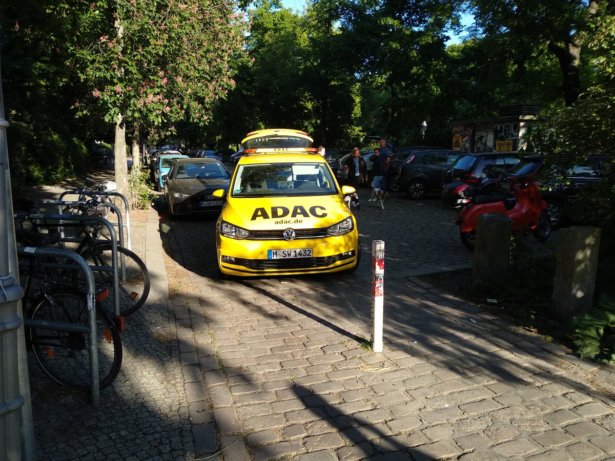 xberg_edge's tweet photo. @MSchlte @MonikaHerrmann1 @polizeiberlin Der #ADAC parkt den Radweg am überfüllten Bouleplatz Landwehrkanal zu um das Auto von Touristen zu reparieren.

Grund: Das Auto stand 14 Tage im Straßen-Stummel im Wendehammer ohne bewegt zu werden.

Konsequenzen: keine. https://t.co/8PcdRFl5bf