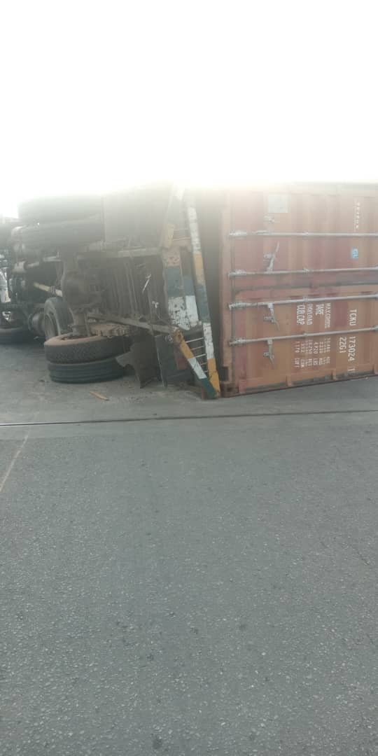 lagostraffic961's tweet photo. 5:59pm

20ft containerise empty truck upturned at Cele linked brigde inward journey okota road. 

@lasemasocial has been contacted for immediate evacuation while @followlastma are on ground managing the traffic and motorists should please watch out for this. https://t.co/oBs3Vl2mAJ