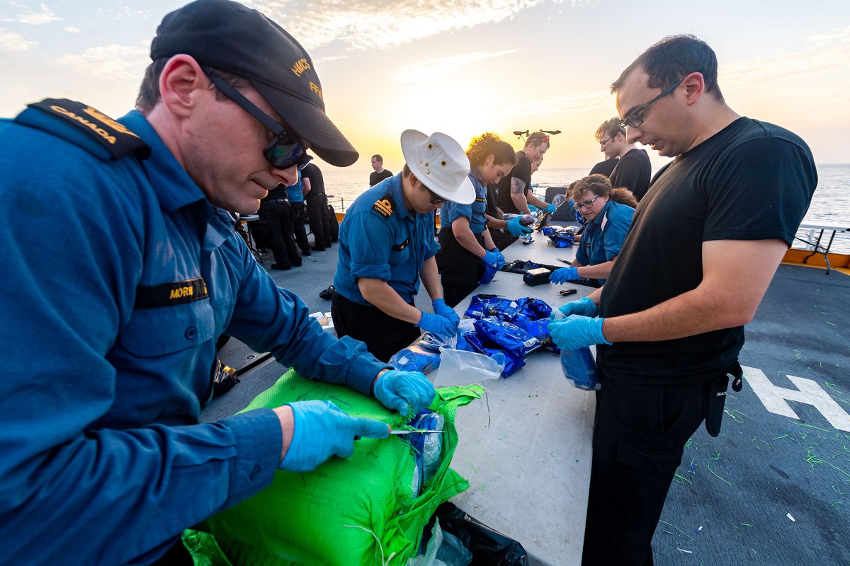 CanadianForces's tweet image. Pictured here are members of #HMCSCALGARY, standing over 4,000kg of seized narcotics during counter-smuggling operations as part of #OpArtemis - our mission to help stop terrorism and ensure that international waters are safe and secure. @RoyalCanNavy #Canada