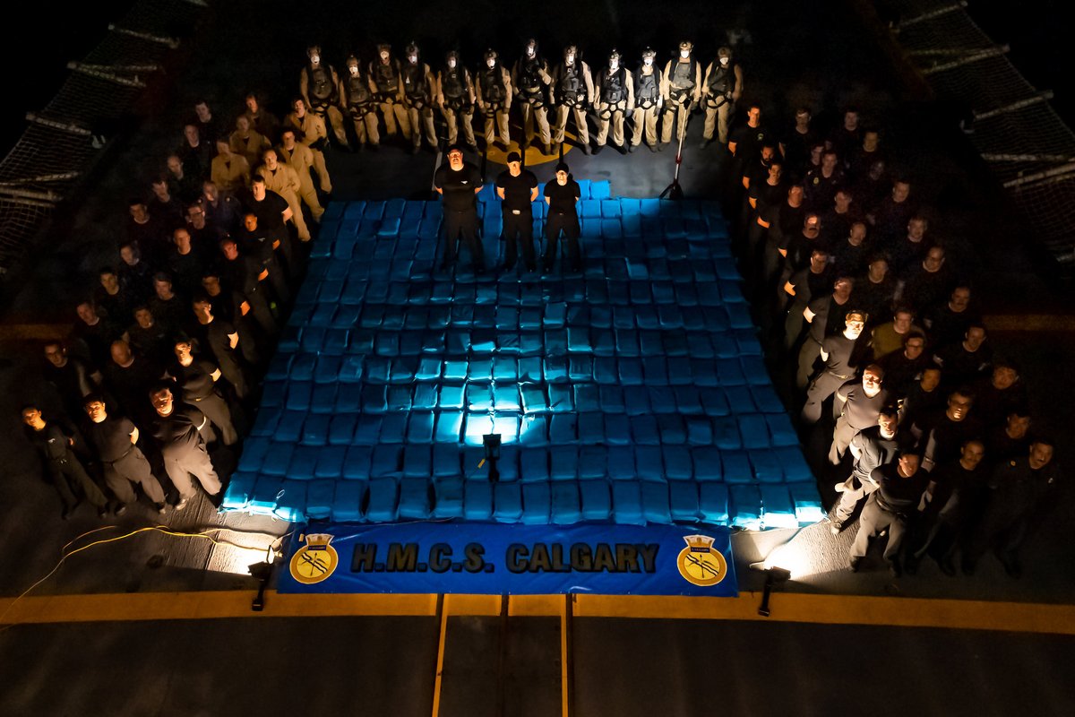 CanadianForces's tweet image. Pictured here are members of #HMCSCALGARY, standing over 4,000kg of seized narcotics during counter-smuggling operations as part of #OpArtemis - our mission to help stop terrorism and ensure that international waters are safe and secure. @RoyalCanNavy #Canada