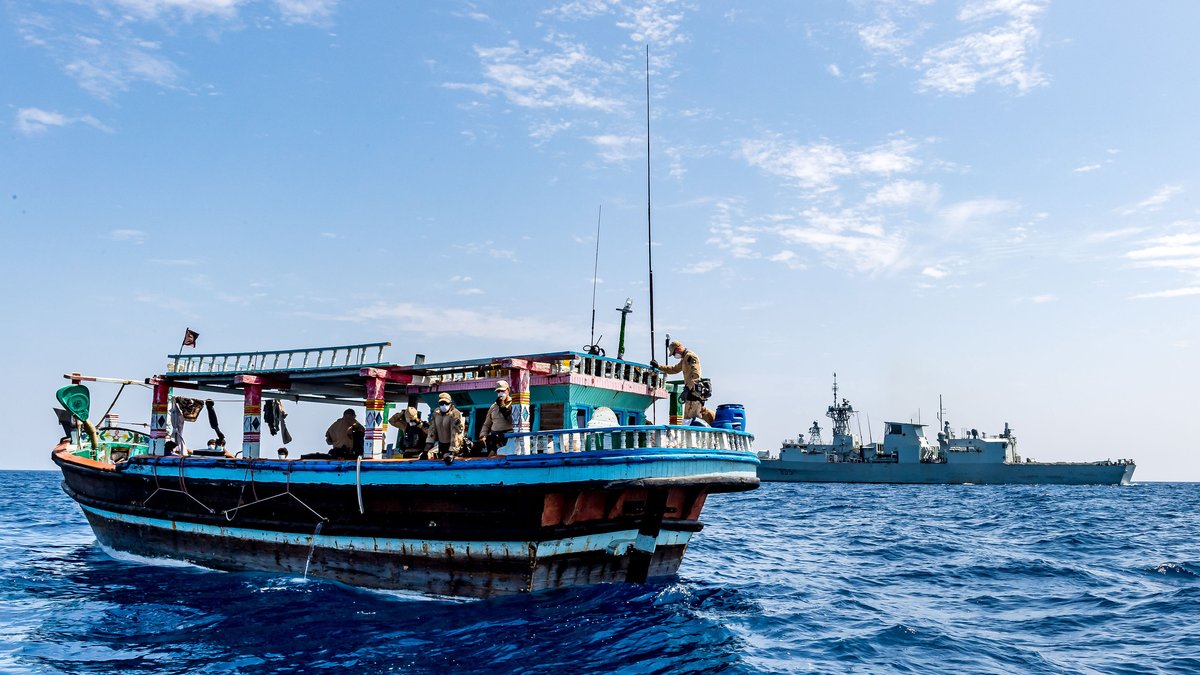 CanadianForces's tweet image. Pictured here are members of #HMCSCALGARY, standing over 4,000kg of seized narcotics during counter-smuggling operations as part of #OpArtemis - our mission to help stop terrorism and ensure that international waters are safe and secure. @RoyalCanNavy #Canada
