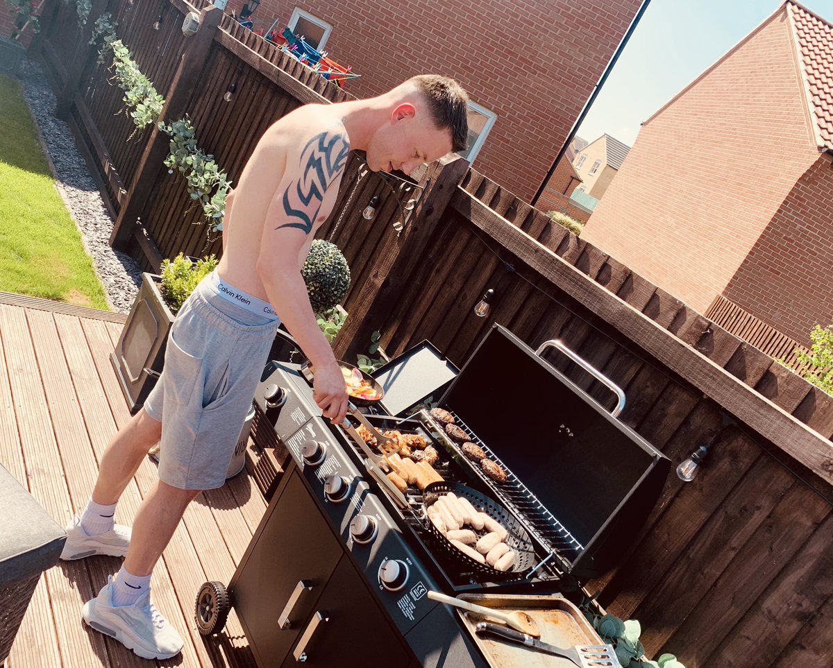 danieltkurtis's tweet photo. Perfect 🍗 ending to an amazing bank holiday weekend

#gay #lgbt #gayuk #danandcal #gays #gaycouple #bbq #mckurtis #love #boyfriend #bf #bfs #gaynottm #gaynotts #gaygrantham #mum #mummiesboy #theappleneverfallsfarfromthetree #mycircle #myfavoritehumans #boyfriendgoals #garden https://t.co/uvXBrZK2aG