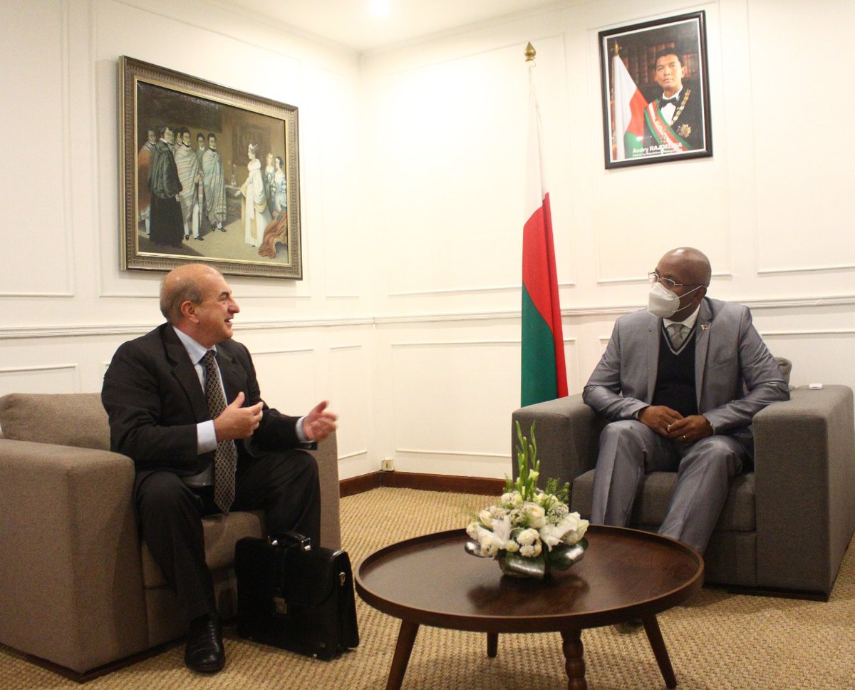 J’ai reçu aujourd’hui la visite de SEM Giovanni Di Girolamo, Ambassadeur de @UE_Madagascar. Nous avons discuté des relations bilatérales entre #Madagascar et l'UE, des moyens de renforcer notre coopération et du prochain dialogue de partenariat. @giovannidigiro1 @diplomatieMg