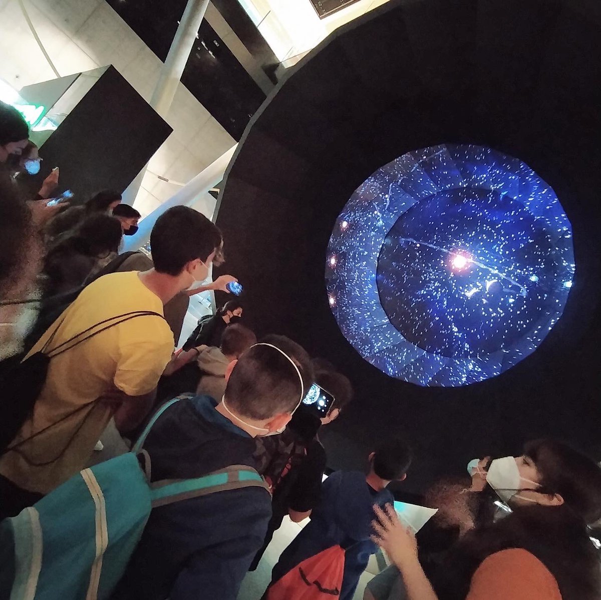 insestatut's tweet photo. 1r ESO al @cosmocaixa, per veure la sala Univers: des del Big Bang als nostres dies #insestatut #inslestatut #somlestatut #estatut #educacio #ciències #lunivers #vidaalaterra #institut #educaciopublica #ensenyamentpublicidequalitat #curs2021 #ESO #rubi_ciutat #rubíeducació https://t.co/fEHiTrhhPL
