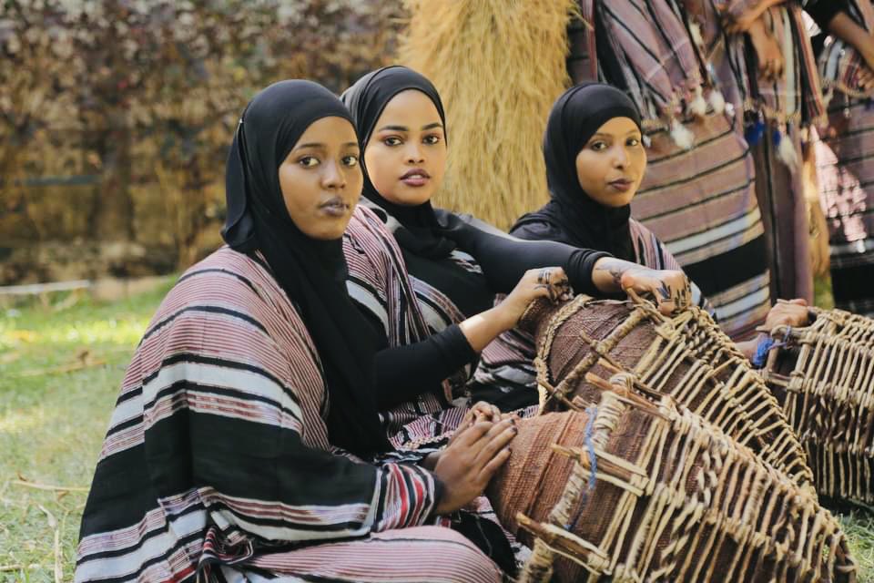 LoveSomalia1's tweet photo. Somali women in their traditional attire. https://t.co/IQgOKXSiIe