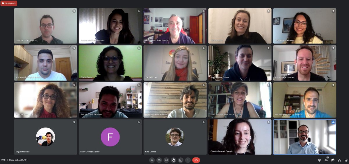 mcarvajal_'s tweet image. 🏁 Foto finish de la octava promoción del @mipumh 🏁 Despedimos en la última clase a esta magnífica quinta, integrada por periodistas y editores de España, Argentina y Chile. Ha sido una maravilla dirigir un año más esta aventura académica. ¡Gracias a todo el equipo docente!