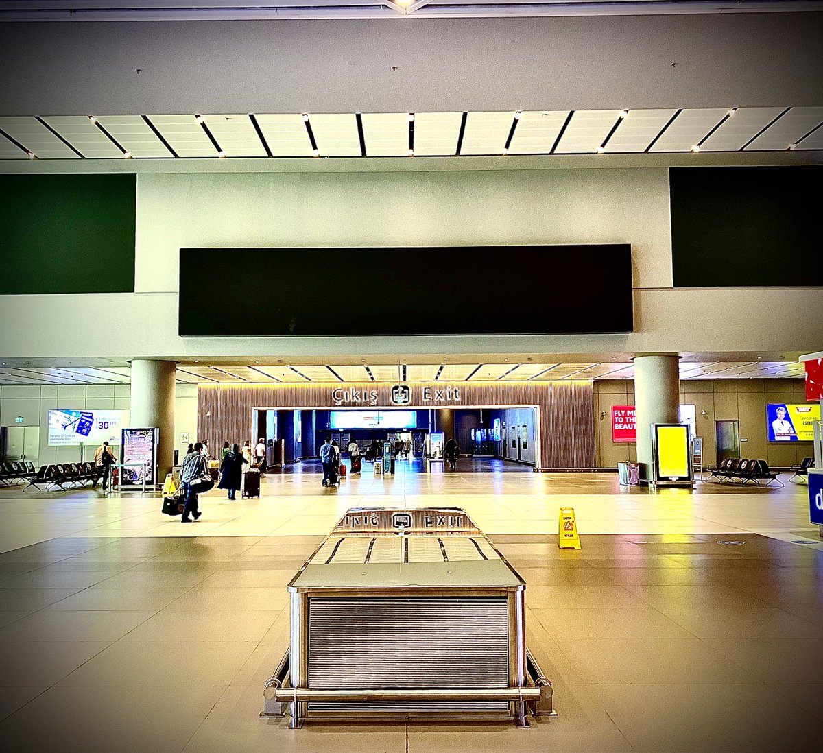 OTMWearStore's tweet photo. 📍 ElhamduliLlāh bien arrivé à l’aéroport.

✈️ Allāhumma Bārik l’aéroport d’Istanbul est immense!!! Propre et classe.

#İstanbulHavaLimanı #AéropotIstanbul 🇹🇷 https://t.co/96sGmfoPEk