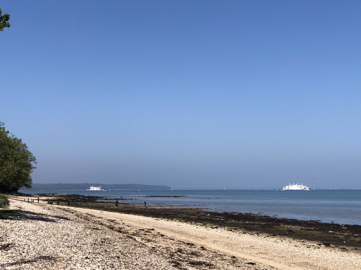 SiriusStar1963's tweet photo. Monday wander. #Ryde #PlayerBeach #Wightlink #pier #Solent #MayBankHoliday #PureIslandHappiness #IOW #home 💙 https://t.co/1AaahCov8P