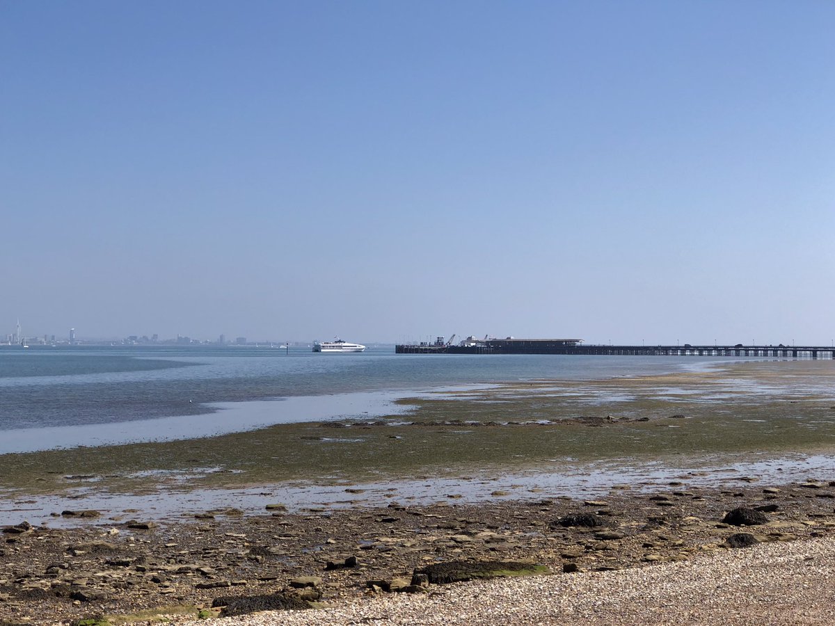 SiriusStar1963's tweet photo. Monday wander. #Ryde #PlayerBeach #Wightlink #pier #Solent #MayBankHoliday #PureIslandHappiness #IOW #home 💙 https://t.co/1AaahCov8P