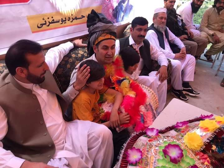 Siraj_arman_'s tweet photo. الپورۍ شانګله کښې د افسر افغان ورور ده واده په موقع 
ډېر ډېر دې ورته مبارک وي
@a_siab 
@Arbab911 
@AliWazirFans 
@Real_bakhtzada 
#WhereIsHaibatullah https://t.co/4cxsUmrsVb