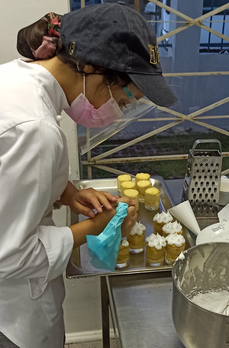 FACEAUV's tweet photo. Con la preparación de exquisitos platos retoman talleres híbridos estudiantes de Administración Hotelera y Gastronómica de la @FACEAUV. Estudiantes echaban de menos volver a los talleres y tener experiencias presenciales de cocina @uvalpochile @ahguv https://t.co/KhC66td5z0