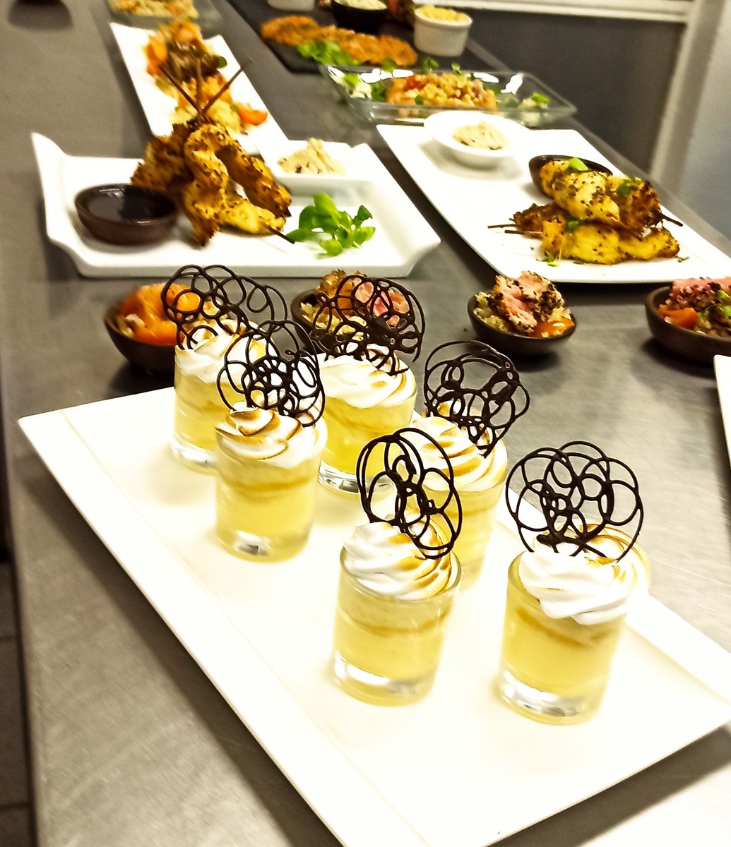 FACEAUV's tweet photo. Con la preparación de exquisitos platos retoman talleres híbridos estudiantes de Administración Hotelera y Gastronómica de la @FACEAUV. Estudiantes echaban de menos volver a los talleres y tener experiencias presenciales de cocina @uvalpochile @ahguv https://t.co/KhC66td5z0