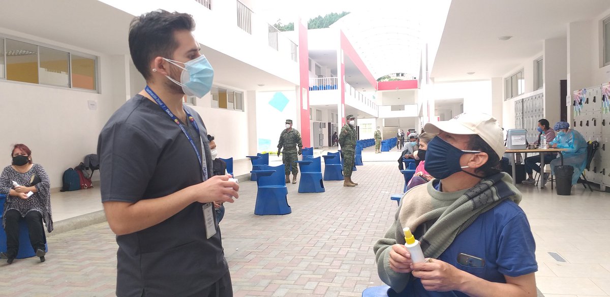 #Loja | Se desarrolla con normalidad proceso de inoculación contra #COVID19 instalado en Unidad Educativa Bernardo Valdiviezo. Profesionales de salud realizan valoración médica a personas que fueron inmunizadas.

#JuntosLoLogramos 
#PlanVacunacion9100