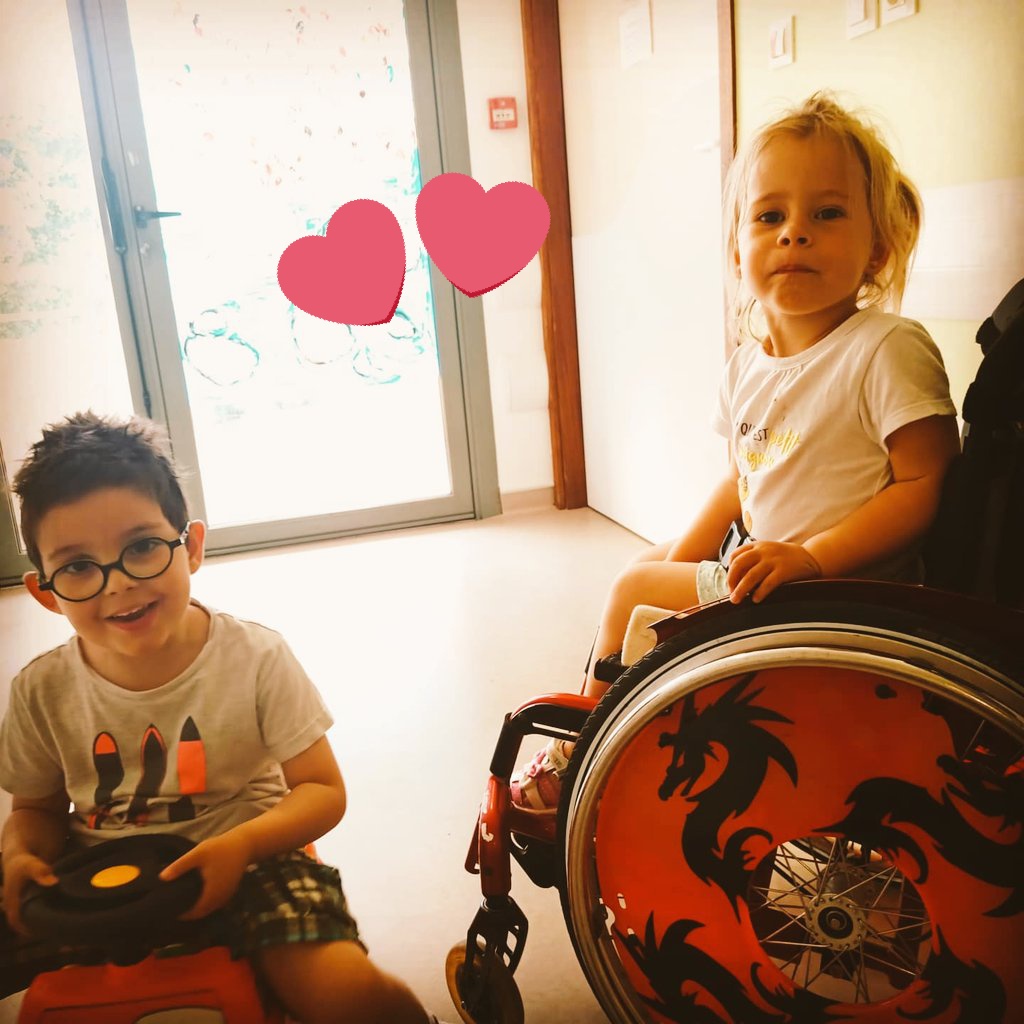 favre_tim's tweet photo. Tim et Iris échangent leur moyen de locomotion 🤣🥰 https://t.co/4lzhuzEvxP