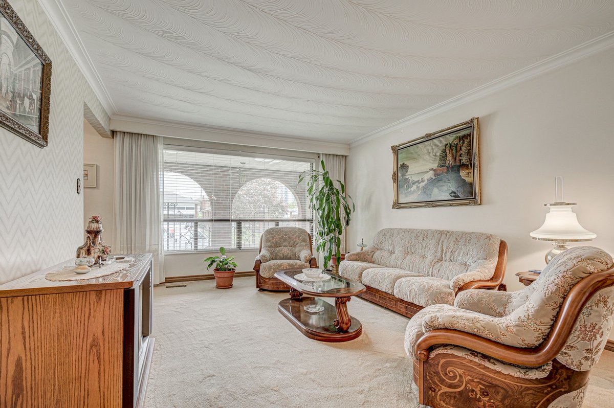 Spectrumrealty_'s tweet photo. FOR SALE: Well-kept detached bungalow on a large lot on quiet cul-de-sac. Walk-up and separate side entrance to finished basement. New main floor bath w/ jet tub and marble vanity. Backyard features brick bbq and covered patio. MLS#: W5244310

#TorontoRealEstate #SpectrumRealty https://t.co/11LmXhb8he