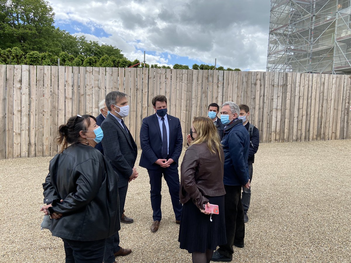 vivrelevroux's tweet photo. 🇫🇷 Belle visite du chantier du #château de Bouges, en présence du @Prefet36, @StBrdn dans la région de #Levroux. Une belle opération menée par @leCMN. C’est une chance pour l’#attractivité et le #tourisme de notre territoire ! #Patrimoine #ChateauDeBouges #Indre #CentreValDeLoire https://t.co/pvHhPWcnid