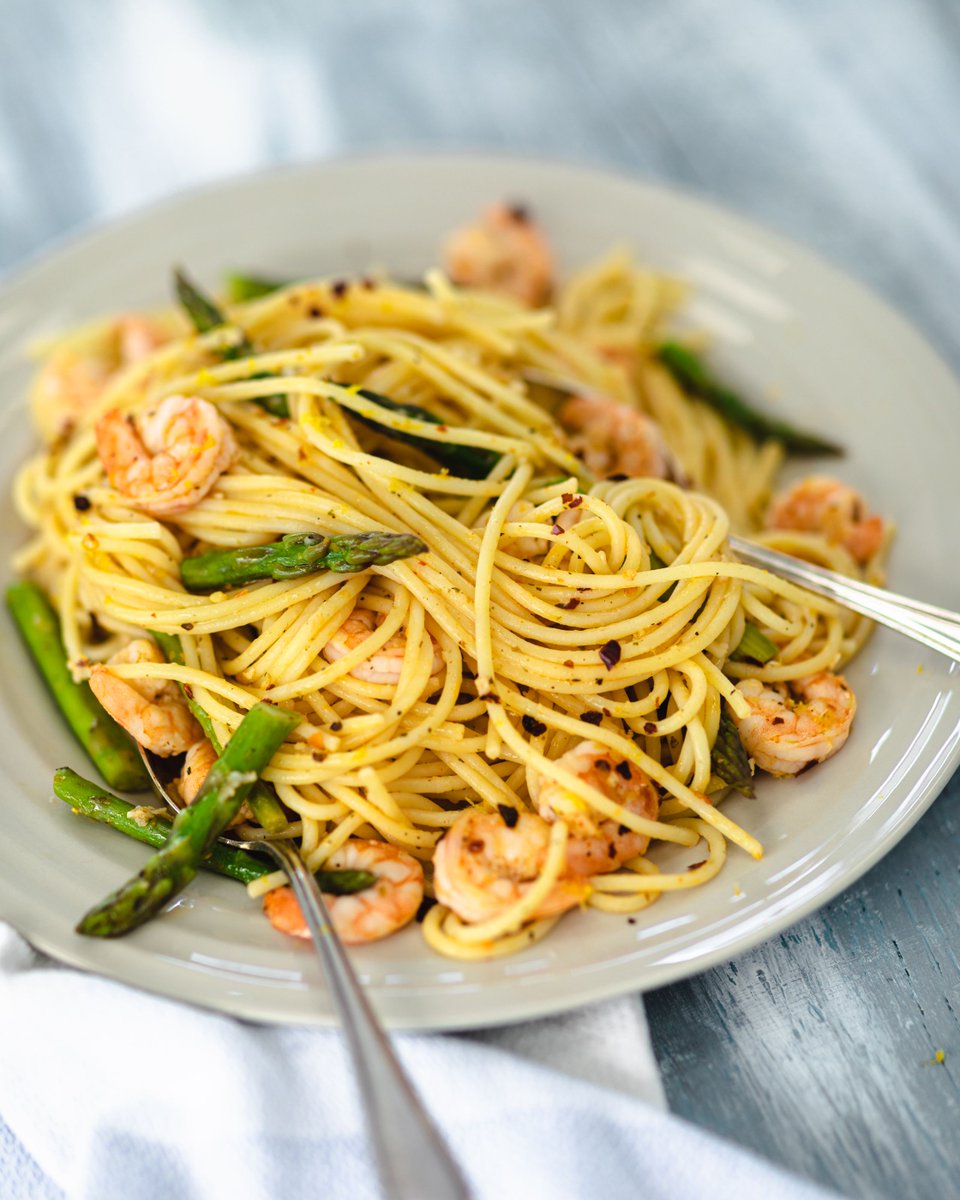 This garlic butter, British asparagus and prawn pasta is the perfect dinner dish to get you through Monday. 😍 Head to the link in bio to find out how to make it. @LoveSeafoodUK #LoveSeafood