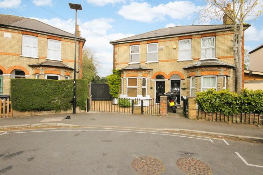 frostweb's tweet photo. #PropertyForSale An absolutely stunning property situated on a vast plot in one of Feltham's premier roads.
Potential to extend.
https://t.co/L1GAZZSN25
#Property #Feltham #Commuters #LargePlot https://t.co/1XWuR3sEc4