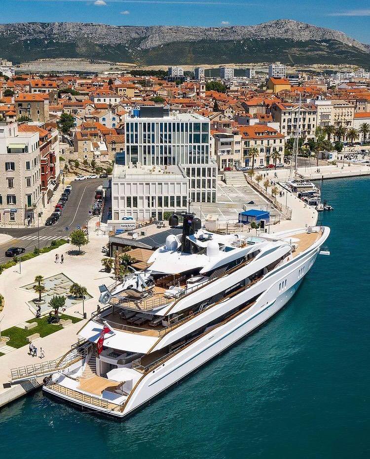 captdh's tweet image. Beautiful Split