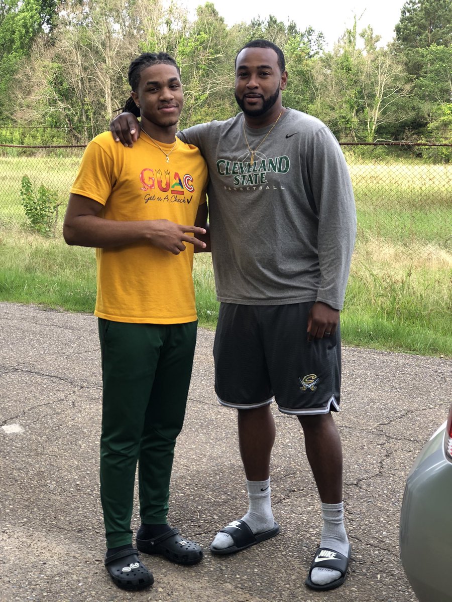 CoachMorris5's tweet photo. Had to pull up on my dawg @danielortiz2_ this morning before he hit the road to North Alabama . You got a PLAN! Keep God first , take care of business in the classroom , make smart decisions, and OUT WORK EVERYBODY! Go be GREAT my dawg !
#AlwaysOWE💛💚🏀
#StalkAndAmbush 🦁🔥 https://t.co/rngZU4PfNN
