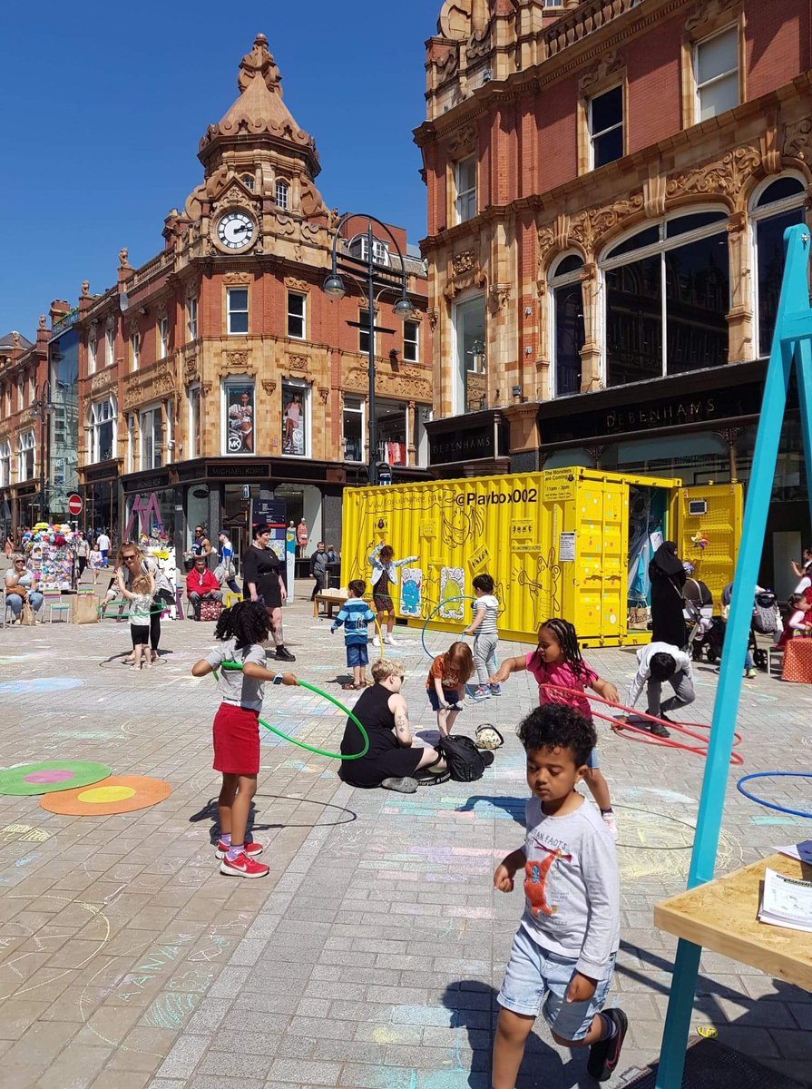 PlayfulAnytime's tweet photo. Beautiful blue skies &amp; bright yellow @playbox002 
#BriggatePopUpPlay
#RediscoverLeeds
#SummerOfPlay https://t.co/0fUukPdM7X