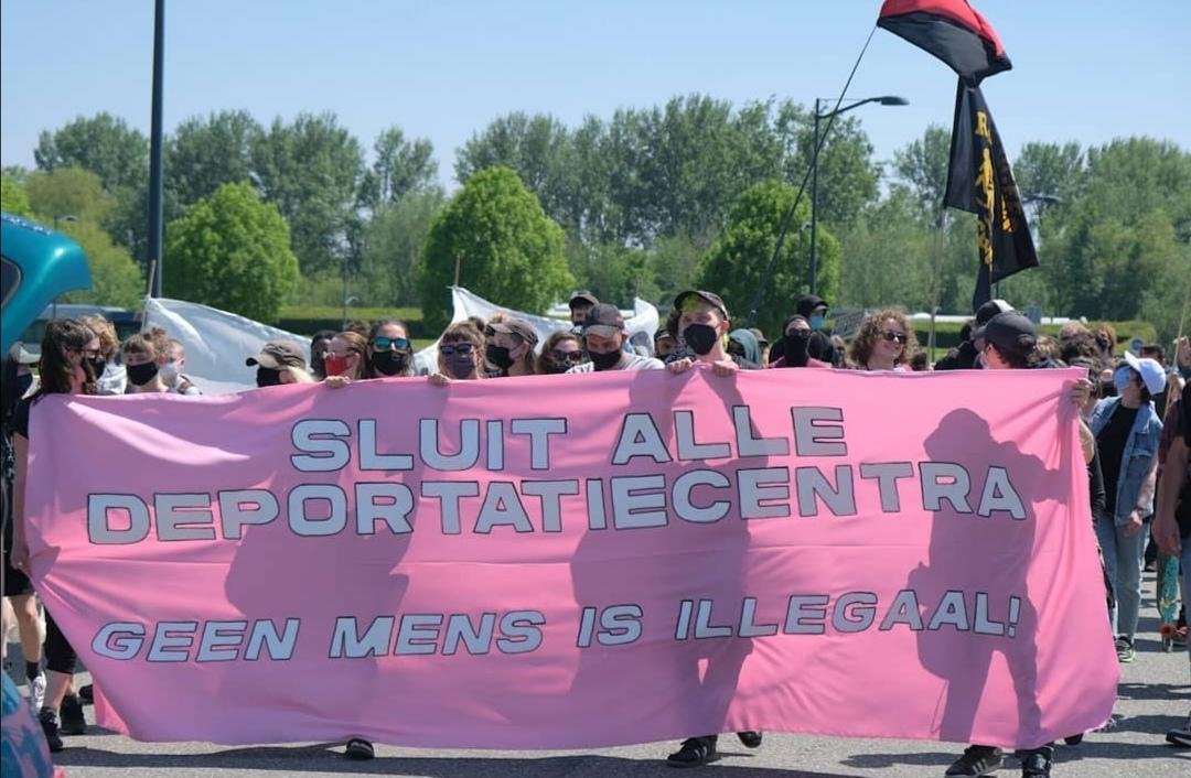 💥Op zondag 30 mei hebben zeker 100 mensen een demonstratie gelopen voor de sluiting van het Detentiecentrum #Rotterdam.💥

indymedia.nl/node/49847

#sluitDCR! #noborders #stopdeportations