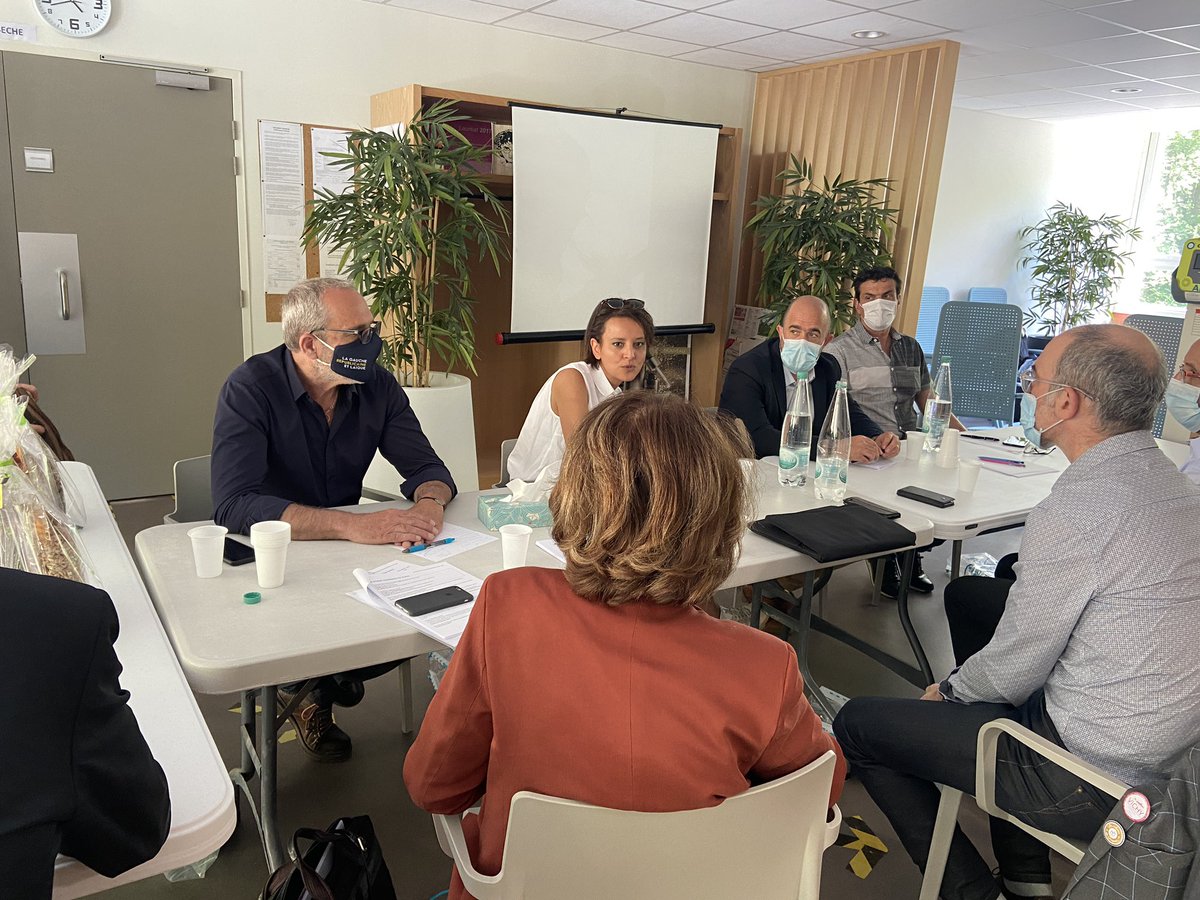 cpiresbeaune's tweet photo. La matinée s’est poursuivie avec @najatvb à l’établissement thermal Chateauneuf les Bains, le plus petit d’AURa. Une table ronde avec acteurs locaux et régionaux du thermalisme suivie d’une visite des lieux en bordure de Sioule. Un bel écrin de verdure. #alternative @meallet63 https://t.co/rCiucQBxXK