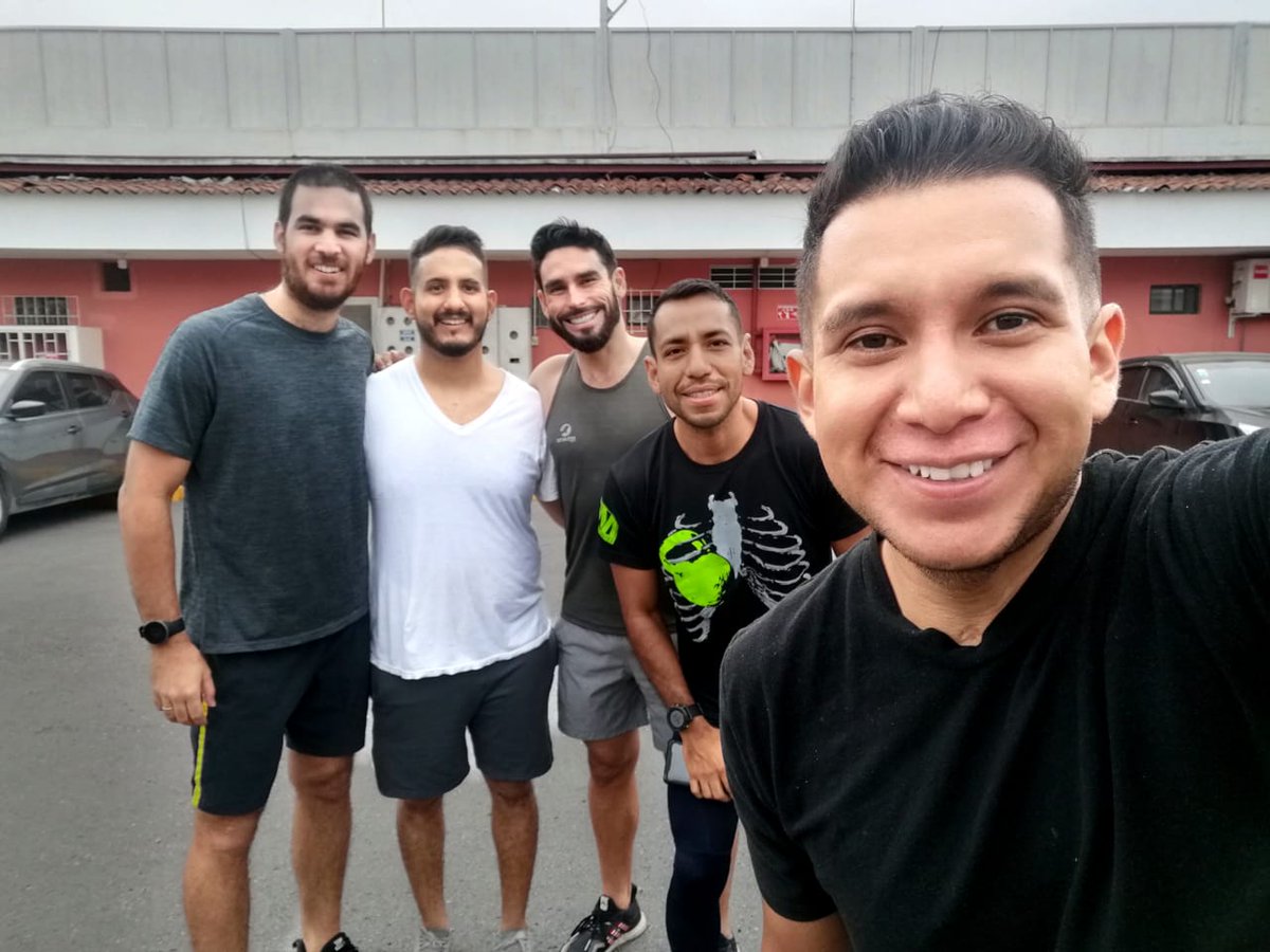 JuanJose_J4's tweet image. Por acá los #PythonTeamEc seguimos entrenando y avanzando, hoy el fortalecimiento fue de toda la zona abdominal y algo de piernas.
Después a "entrenar" el cerebro con clases en otro idioma, después #LunesDePlanes todo el día...
Lunes, lindos lunes.
Buena semana para todos 💪🏻