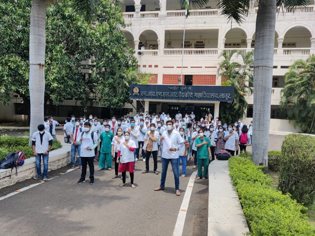 of_interns's tweet photo. डॉ राहुल पवार यांच्या दुर्दैवी मृत्यूच्या निषेधार्थ आज MIMSR MEDICAL COLLEGE AANI YCR रुग्णालयातील इंटर्न डॉक्टरांनी काळ्या फीत बांधून आंदोलन केले , तसेच त्यांना विमा कवच आणि अतिरिक्त मानधन मिळावे अश्या मागण्या केल्या. 
#MahaGovBetrayedDoctors 
@AUThackeray @CMOMaharashtra https://t.co/WNL2oc21WX