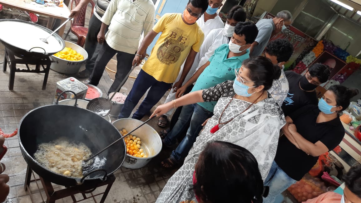 BJP4Bengal's tweet photo. "পদ্ম পাতায় আপনার সেবায়"

বিজেপি হুগলি সাংগঠনিক জেলা এবং সাংসদ শ্রীমতি @me_locket উদ্যোগে সপ্তগ্রাম বিধানসভার কালিতলায় অসহায় মানুষদের সাহায্যার্থে করোনা মহামারীর কঠিন পরিস্থিতিতে কিছু খাওয়ারের আয়োজন করা হয়।  #7YearsOfSeva https://t.co/o0lpHgpzWa