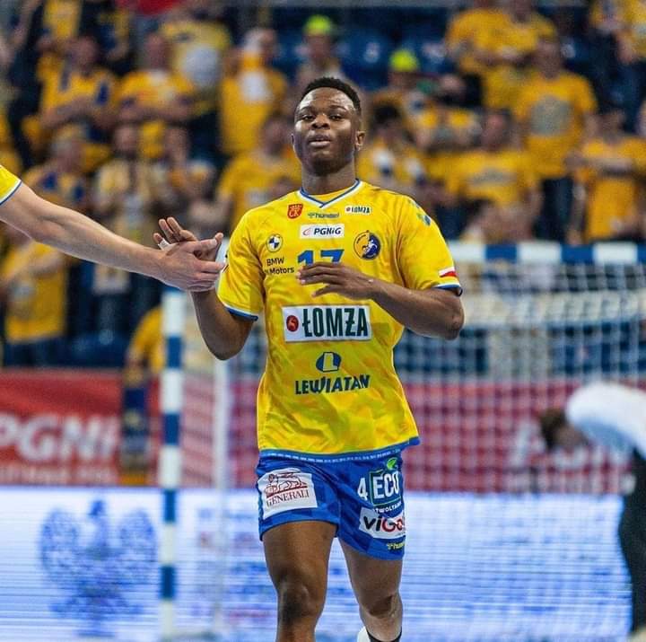 His name is Farouk Yusuf and he plays for KS Vive Kielce Handball Club of Poland (@kielcehandball).

He is the first Nigerian player to win a Polish Cup.

So ti ye e

#Handball
#FaroukYusuf
#Poland
#PolishCup