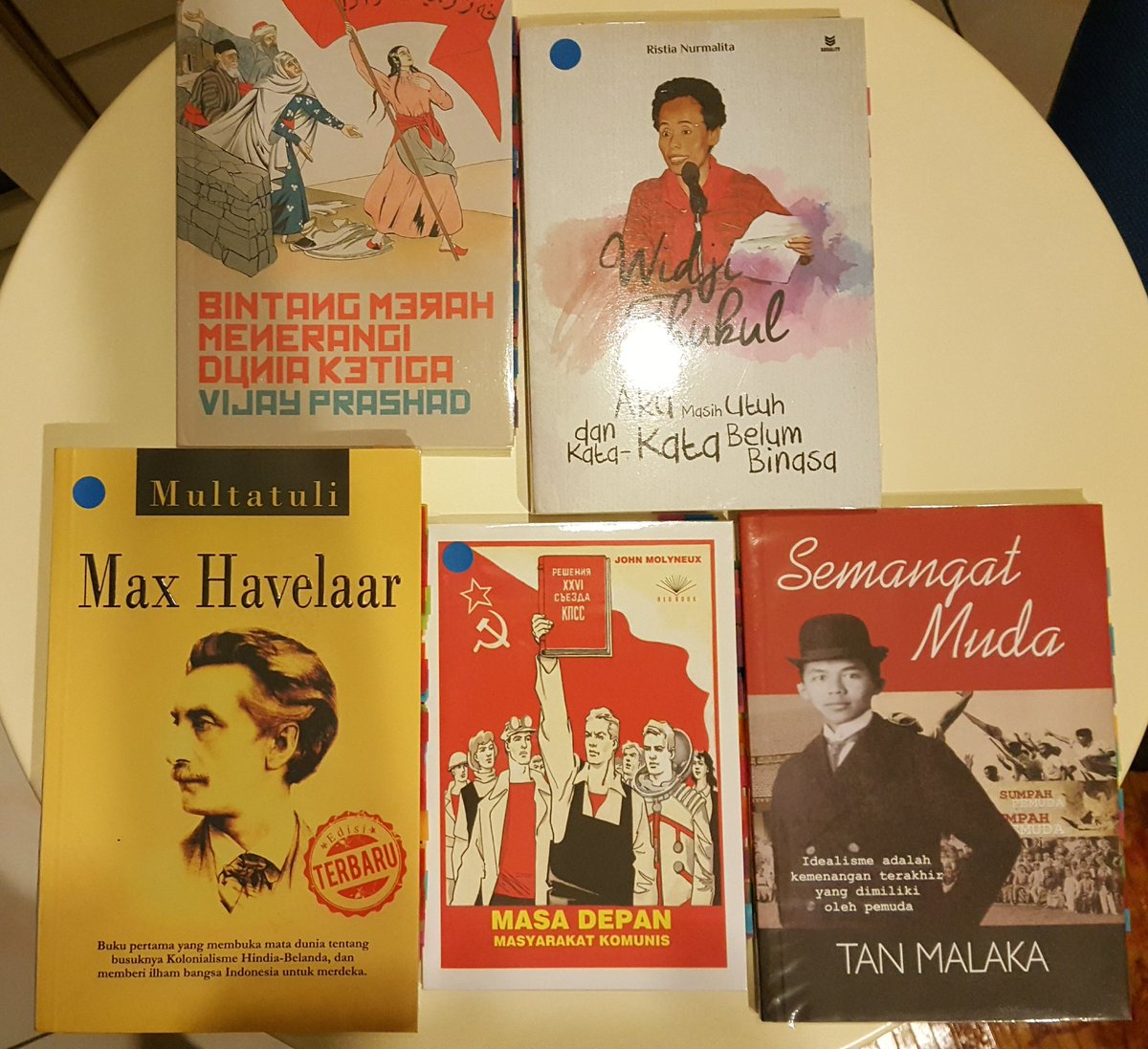 afndy73's tweet photo. May book wrap up...kebanyakannya nipis kecuali Max Havelaar. Agak sukar nak dihabiskan sebab terpaksa buat rujuk silang dengan buku lain terutama 3 buku yang berkaitan sebuah ideologi yang "terlarang".
#KLBACA
#MALAYSIA_MEMBACA https://t.co/ShECRYI9jH
