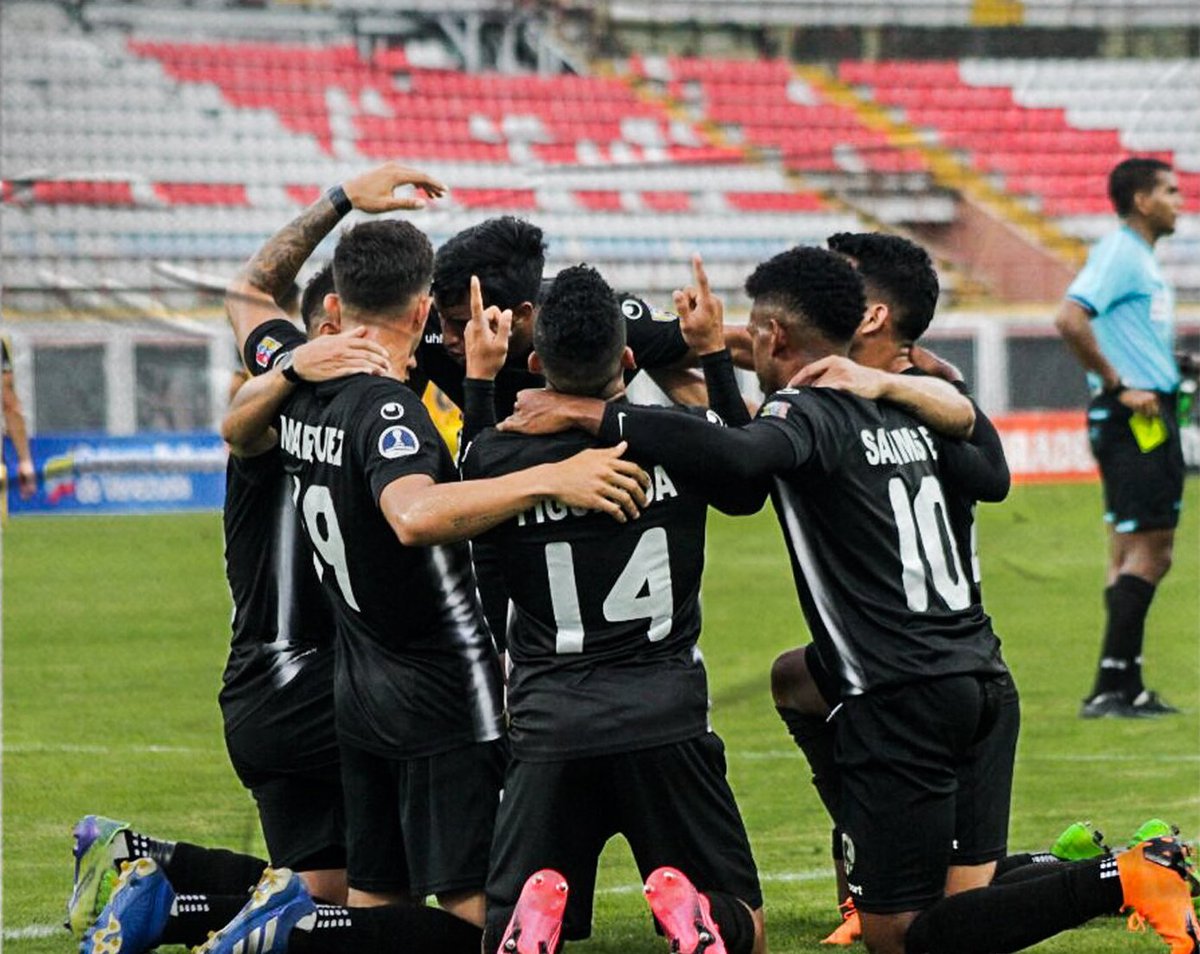 ricardoparacuto's tweet photo. Para nadie es un secreto que @ZamoraFutbolC inició la temporada con más dudas que certezas. Una plantilla joven que progresivamente ha ido amalgamando @CT_NegroGomez y que culminó siendo el equipo más goleador del grupo. El blanquinegro recuperó la alegría y volvió a competir https://t.co/AVV1moft5B
