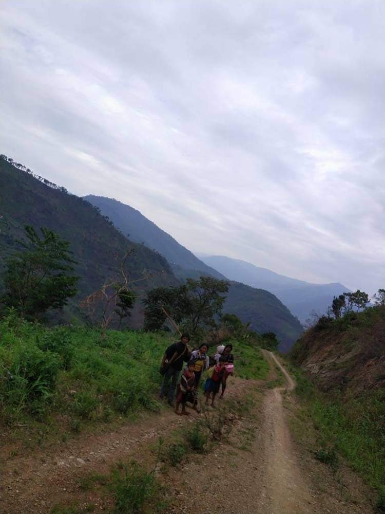 nslwin's tweet photo. MINDAT, Chin State:

Refugees in white-flagged camp in Esakhan village had to flee again as SAC Terrorist Group fired them with heavy artillery shells.

#May31Coup #WhatsHappeningInMyanmar #MilkTeaAlliance https://t.co/MG5caKBZDP