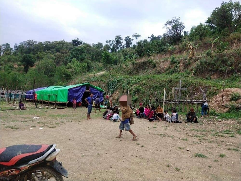 MINDAT, Chin State:

Refugees in white-flagged camp in Esakhan village had to flee again as SAC Terrorist Group fired them with heavy artillery shells.

#May31Coup #WhatsHappeningInMyanmar #MilkTeaAlliance