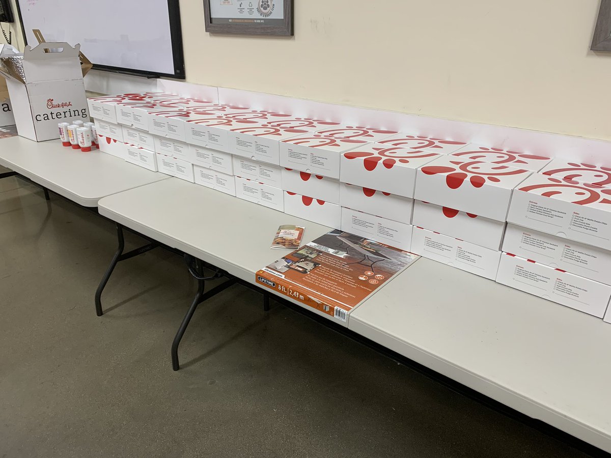 JoeAutry's tweet photo. Celebrating Memorial Day with some boxed breakfast and lunches from @ChickfilA ! @EldredPeterson @TSoltysik @tala_alasad95 https://t.co/y6w9qqiZa2
