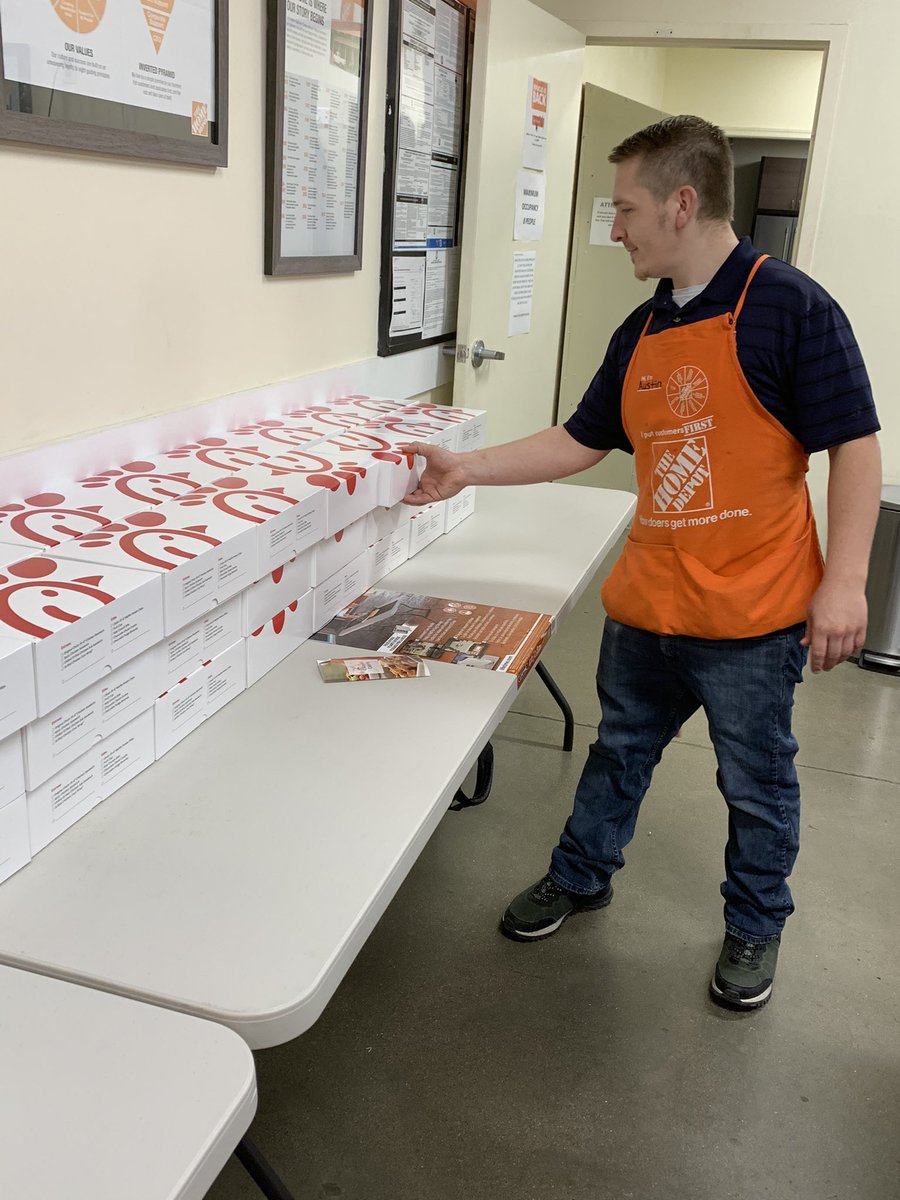 JoeAutry's tweet photo. Celebrating Memorial Day with some boxed breakfast and lunches from @ChickfilA ! @EldredPeterson @TSoltysik @tala_alasad95 https://t.co/y6w9qqiZa2