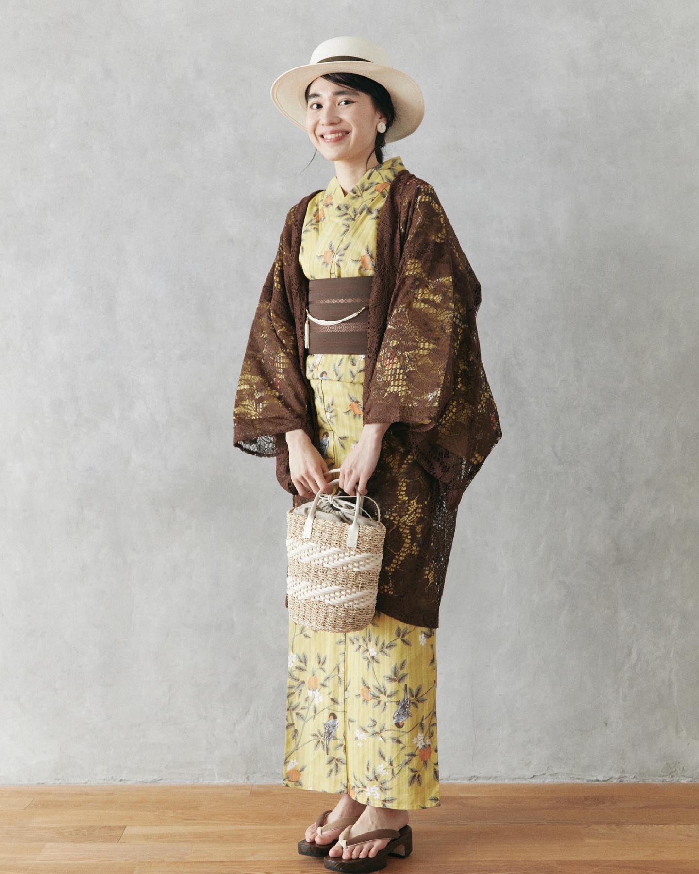 Kimono By Nadeshiko なつ らんまん レモンの木に鳥がとまっている オーガニックコットンのゆかた 帯と羽織 下駄はブラウンでまとめるとお祭り以外のお出かけにも なスタイリングに ゆかた 24 090 税込 博多帯 42 900 税込 レース羽織