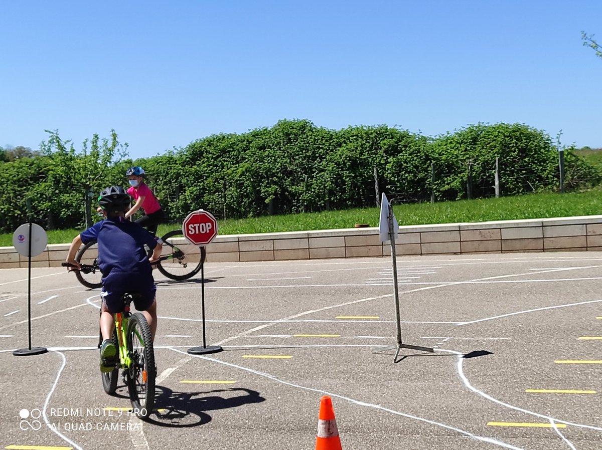 #préventionroutière  Nous avons réalisé  un parcours pour apprendre à respecter      le code de la route avec l'association prévention routière.