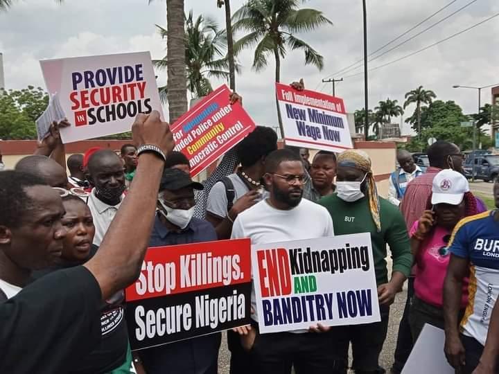 MobilePunch's tweet image. PHOTOS: Human Rights Lawyer, Femi Falana, Son, Falz Protest Against Bad Governance