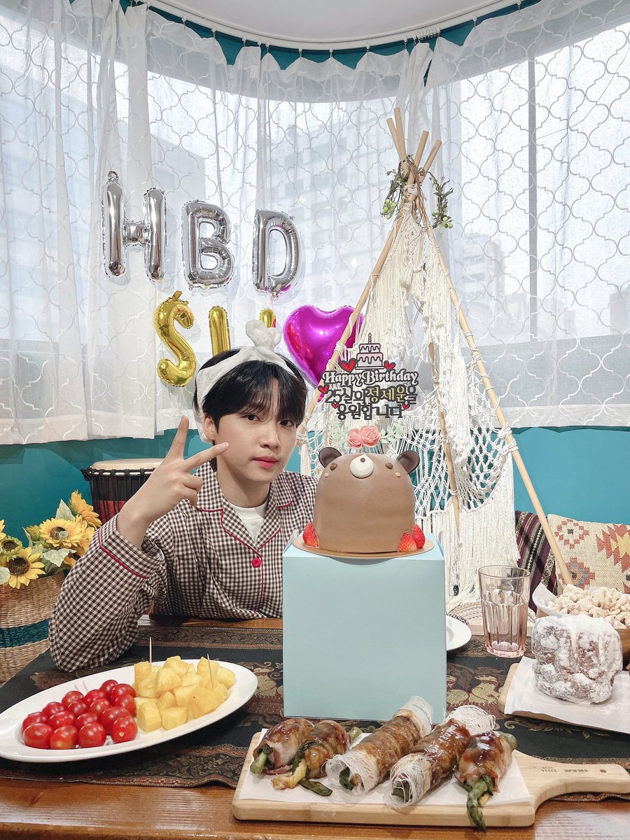 jeongsewoon_twt's tweet photo. [#정세운]
1분 1초가 지나가는 게 아쉬운 세운군의 25번째 생일🥲🎂 #행운 여러분의 많은 축하를 받으며 세운군을 위한 마음을 또 한 번 느낄 수 있어 너무 감사한 하루였습니다💘

세운이 행운을 찾아와 행복했던 오늘도 굿나잇, 굿모닝 🌙

#JEONGSEWOON
#HAPPY_SEWOON_DAY
#세운이_행운을_찾아온_날 https://t.co/rfYZDVNYjD