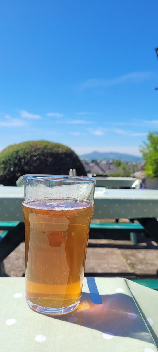 DutchBhoy7's tweet photo. Nae a bad day to enjoy the Bank Holiday! Out for a nice bite to eat with the Mrs while kids are at school! #Goodtimes #UsTime #Sun #Beer #Redgarth https://t.co/CC2RvA1Tsn