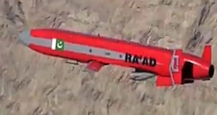 pampaIIIpelis's tweet photo. En ese " todo" viene el nuevo misil de crucero #RAAD_II pakistani
Que ya lanzaron con exito desde sus mirage 2000, y que tienen un alcance de 600 km ( las Malvinas estan a 700 km😏)
Tecnologia de sigilo con motores turbojet y sist de navegacion
Ah,puede cargar ojiva nuclear😎 https://t.co/gAmPj6jQE1