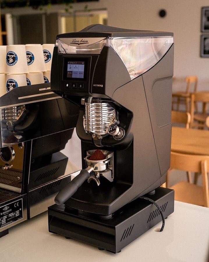 threeonecoffee's tweet image. Specialty equipment for specialty coffee. #Mythos2 motor speeds range from 600 to 1200 rpm, letting baristas choose optimal grind settings for each coffee at the touch of a button.
📍 Moonstruck Coffee
#ThreeOneCoffee #VictoriaArduino #MoonstruckCoffee #MythosTwo #ClimaPro2