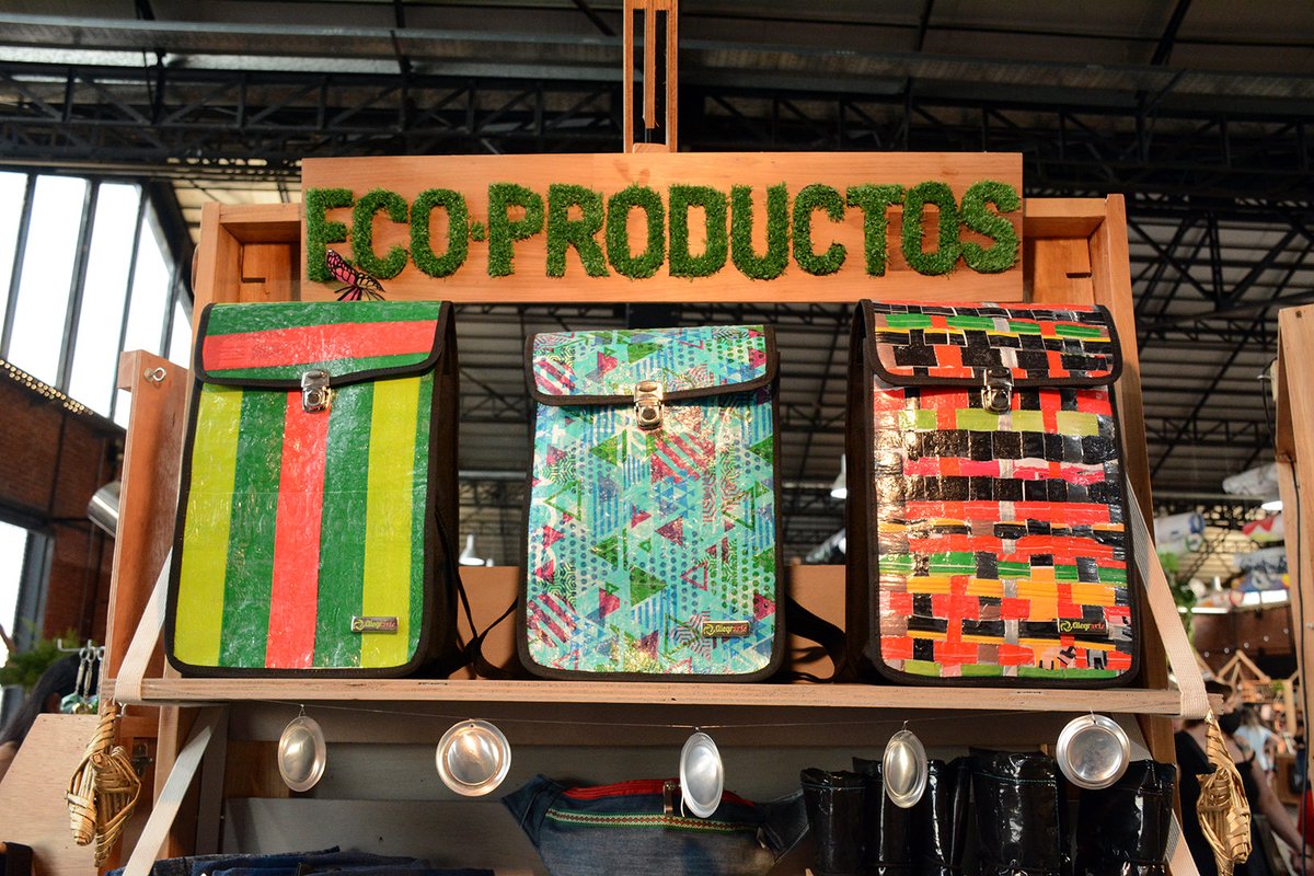 MFCulturales's tweet photo. 𝗔𝗟𝗘𝗚𝗥𝗔𝗥𝗧𝗘 produce objetos útiles, con un mensaje ecológico y de diseño. Te mostramos los bolsos adaptables ALIWE, están realizados con la fusión de plástico de un sólo uso. Tiene tiras regulables, lo podés llevar en hombro, como mochila o cruzado. Son diseños únicos♻️💚 https://t.co/a0fgVn0SSU