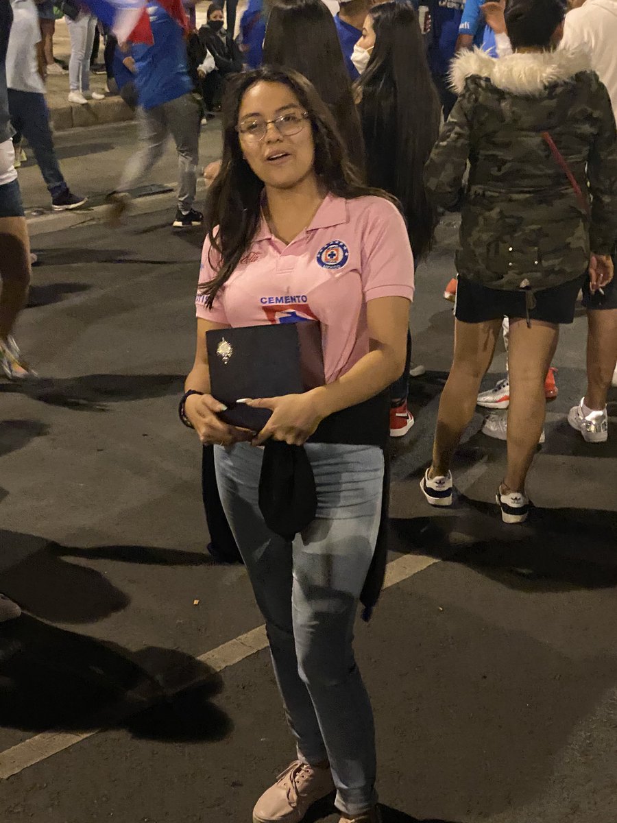 JuanPabloAdame's tweet image. Hola, no se quien seas pero ayer te tomé esta foto en el Ángel, me conmovió mucho verte así. También se festejó allá arriba en el cielo. 

Ojalá tengas muchas fotos para recordar este momento. Aquí te va una.